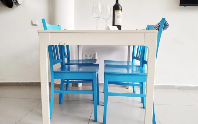 AirTLV Centrally Located Studio With Gallery