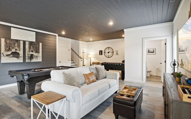 Sunset Chalet 2 Bedroom Cabin by RedAwning