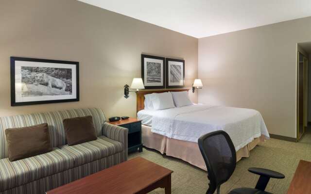 Hampton Inn & Suites State College at Williamsburg Square