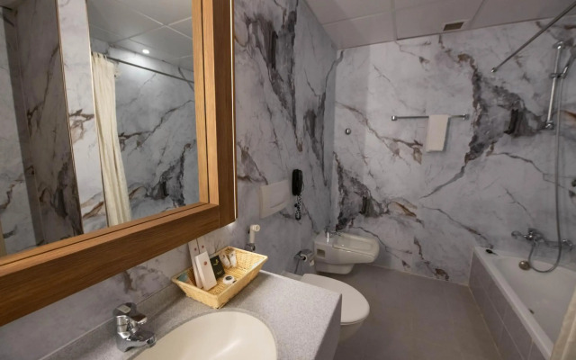Ramee Guestline Hotel Qurum