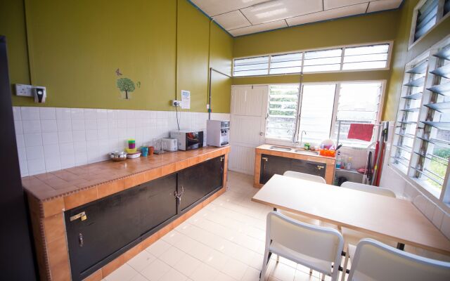 Kemaman Lodge & Cafe - Hostel