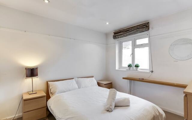 West London 3 bed Home Next to the River!