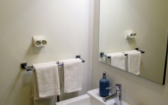 Stunning Studio in Parede, Cascais - up to 4 pax