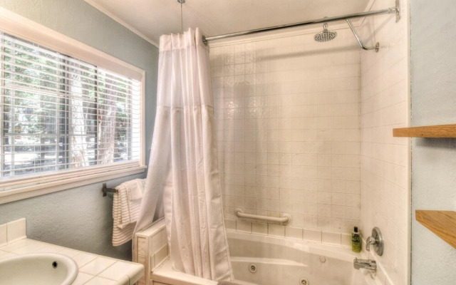 Firefly  - Walk To Beach 3 Bedroom Cabin by RedAwning