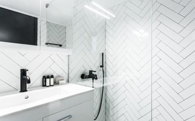 Black & White Studio close to Lycabettus Hill by UPSTREET