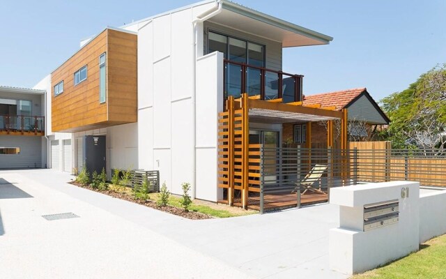New Designer Home + Parking + Close to Airport