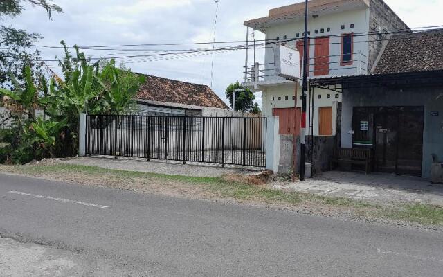 Rumah Singgah Peziarah Ganjuran by ZUZU
