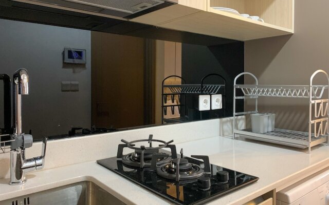 Minimalist Studio Room At Gold Coast Apartment