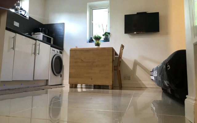 2 bedroom Apartment  Heathrow Airport