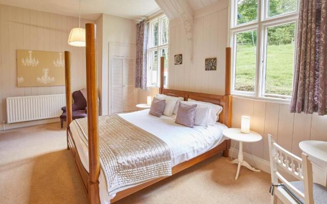 Host Stay The School House