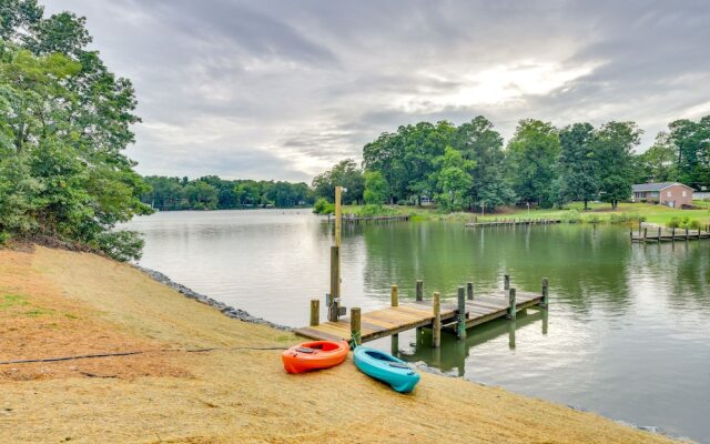 Riverfront Virginia Home - Dock, Fire Pit & Kayaks