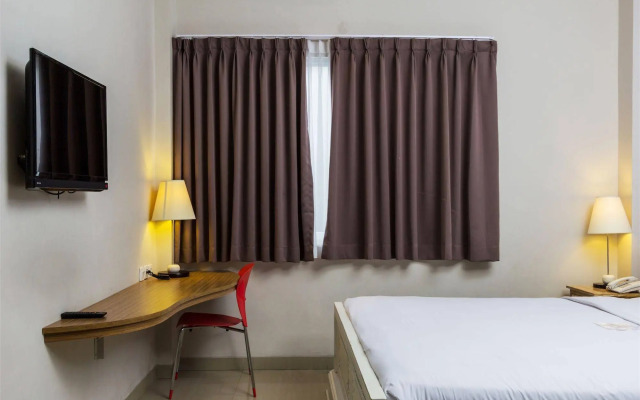 RedDoorz Plus @ Gunung Salak Street
