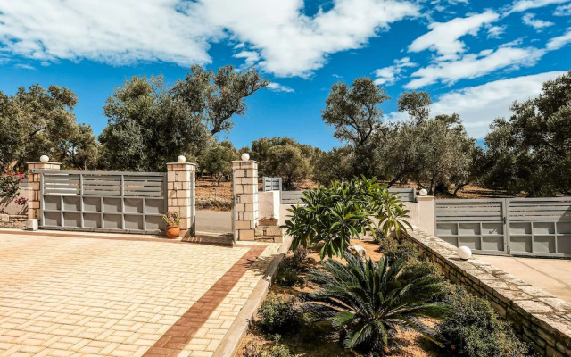Villa in Adelianos Kampos With Pool