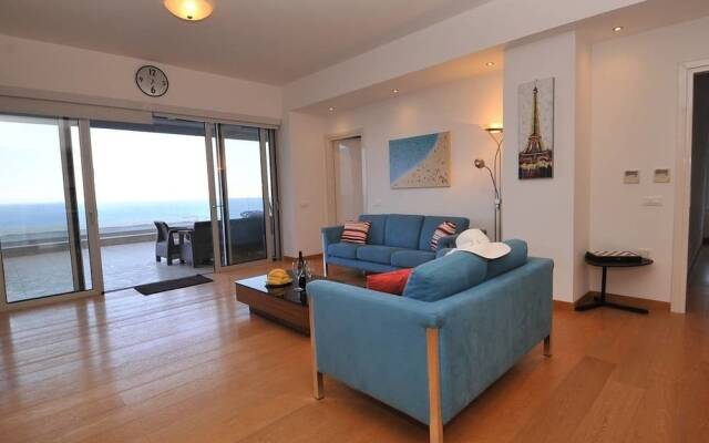 Theseus Beach Apartment