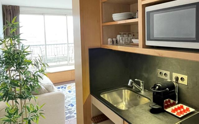 1610B - Stunning studio with Champs Elysées Views!