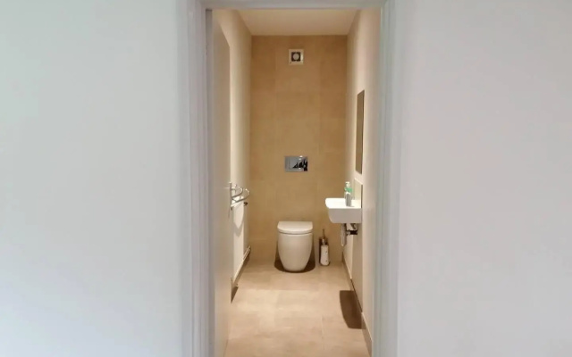 3 Bed Private Bungalow Close to Amenities, Wifi, Parking