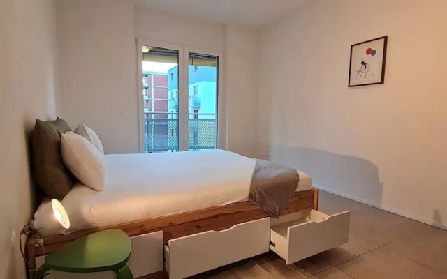 "central Brand New Apartment With Private Parking"