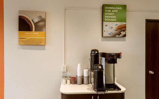 Motel 6 Albert Lea, MN