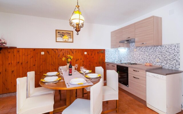 Stunning Home in Pucisca With 3 Bedrooms and Wifi