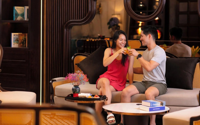 May de Ville Crown Hotel