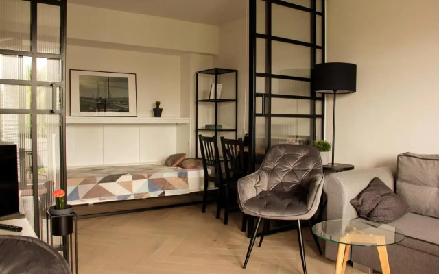 Luxurious, Spacious, Modern Gem. Great Location !