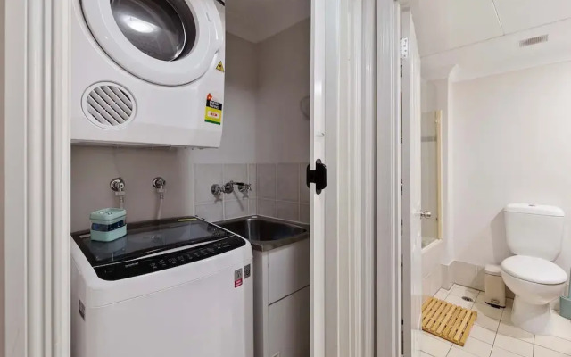 Cozy Waterfront - Free Parking Pool