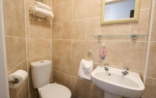 Central Hotel Cheltenham by Roomsbooked