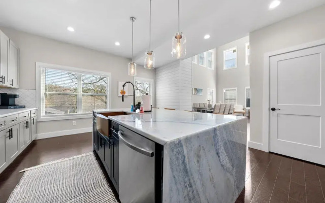 New Luxury Family Friendly Home Centrally Located