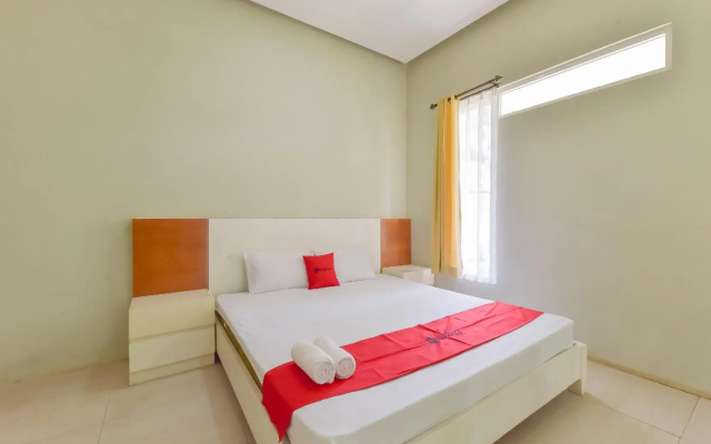 RedDoorz Resort Syariah near D'Castello Ciater Subang – Guest Rooms – Ciater