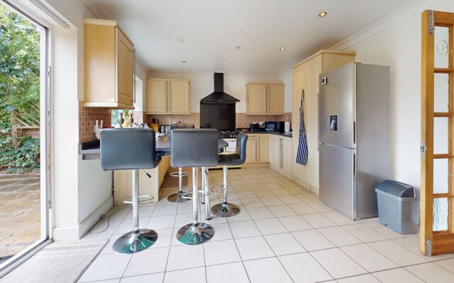 Charming 5-bed House in Grays