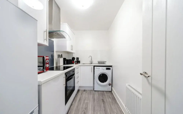 Whitchurch 2 Bedroom Flat near Hospital