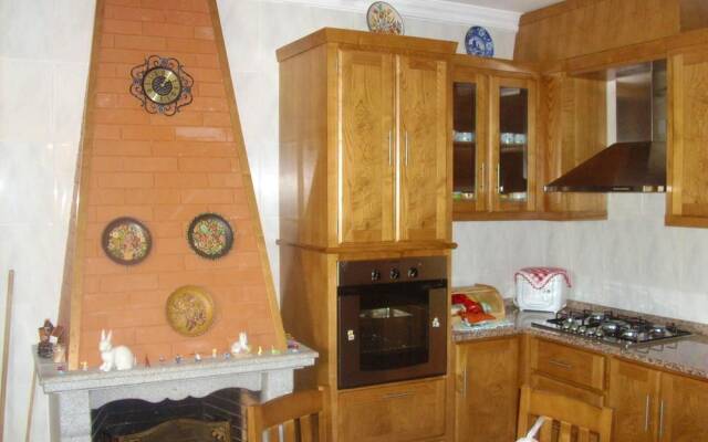 House with 4 Bedrooms in Cortiçada, with Wonderful Mountain View, Enclosed Garden And Wifi - 88 Km From the Slopes