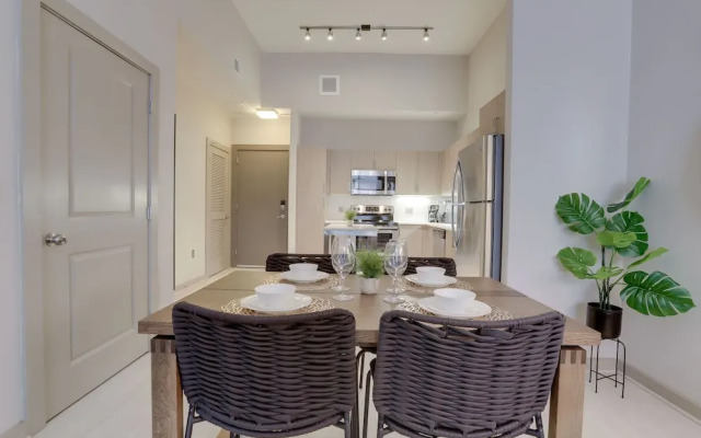 Fantastic Condo at Crystal City With Gym