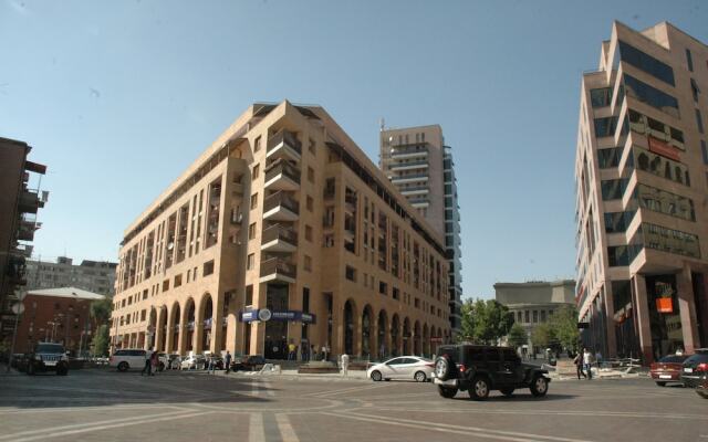 Luxury Apartment In The City Heart On North Avenue