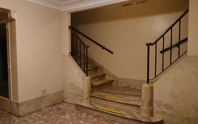 Excelente departamento con balcón a la calle sobre avenida