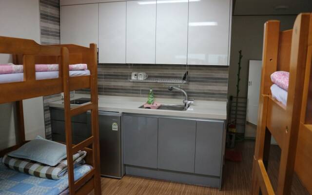 Blue Island Guesthouse - Hostel