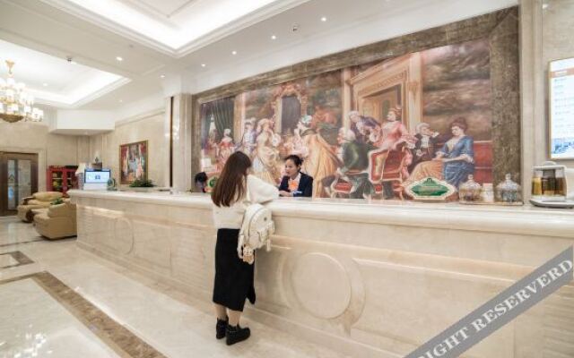 Vienna International Hotel (Xinyang Railway Station Tianrun Plaza Store)