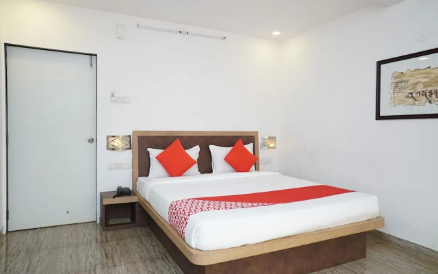 OYO 18730 Galaxy Inn
