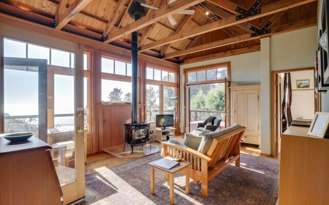 Romantic Ridgetop Escape w/ Hot Tub Near Mendocino