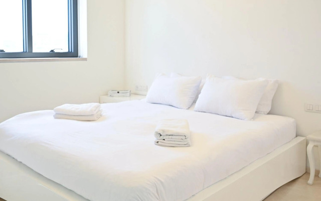 The Lounge Pool By HolyGuest