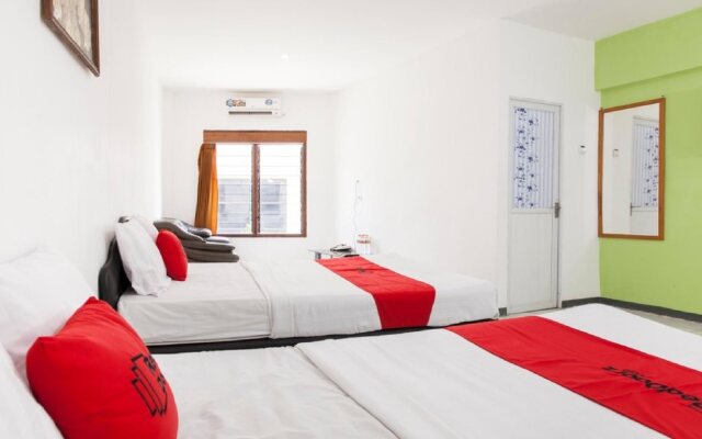 RedDoorz Plus near Songgoriti Temple