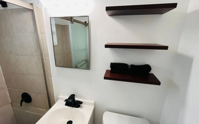 Upper East Side Renovated Studio Free Parking