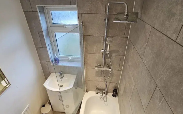 Cozy 3-bed House in Dagenham