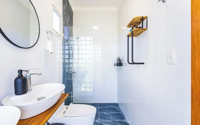 3-BR Villa with Pool & Rooftop Jacuzzi