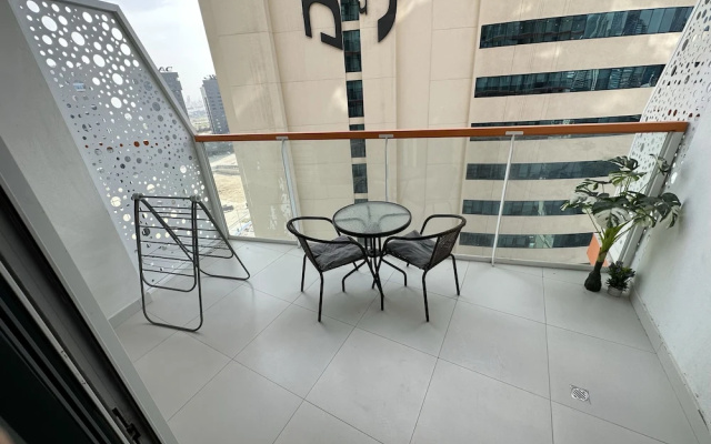 Master Piece - Elegant Studio With Canal View in Business Bay