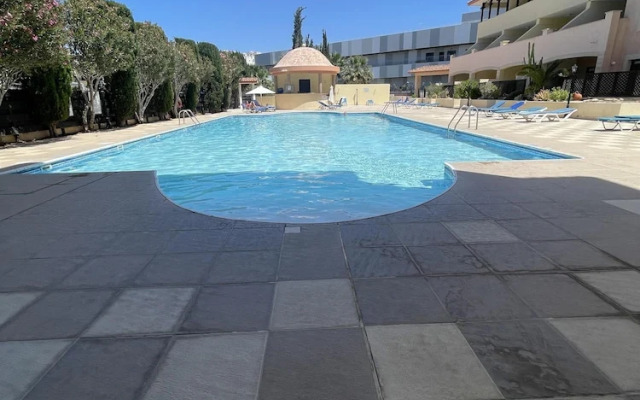 Townhouse With Pool 5 Minute Walk to Beach