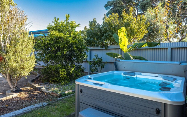 Driftwood Beach House with Spa Pool
