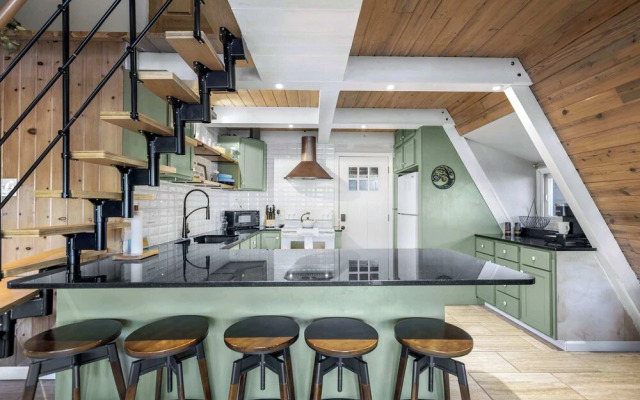 Sunrise Oasis - Enjoy Lakefront Living