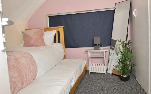 Nottingham - 5 Beds - Sleeps 11 - Garden - Parking