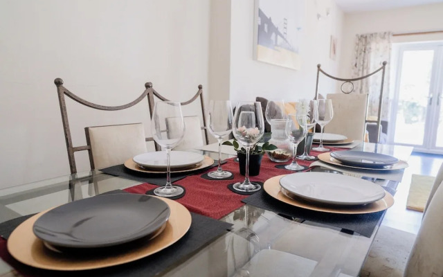 6-bed House - Sleeps 13 - Families & Contractors